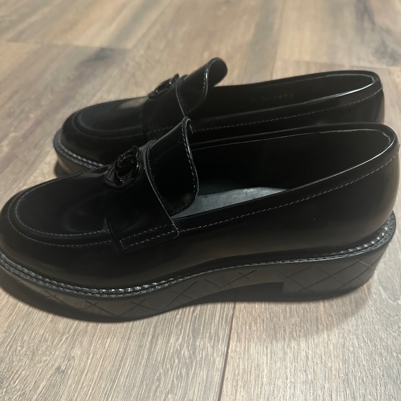 CHANEL calfskin quilted patent loafers 37.5 - Picture 5 of 7